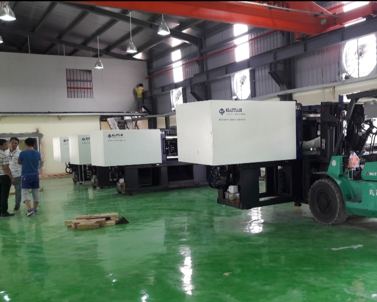 Dịch vụ xe nâng rút, lắp đặt máy ép nhựa tại KCN Tiền Hải Thái Bình