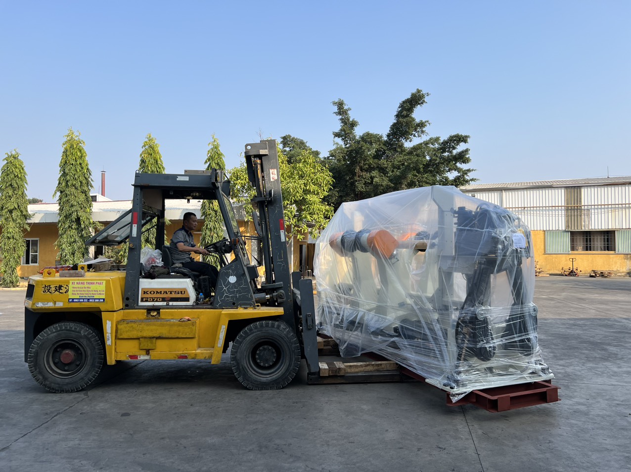 Dịch vụ xe nâng, xe cẩu rút cont, lắp đặt máy cắt giấy KCN Đồng Hòa Kiến An Hải Phòng