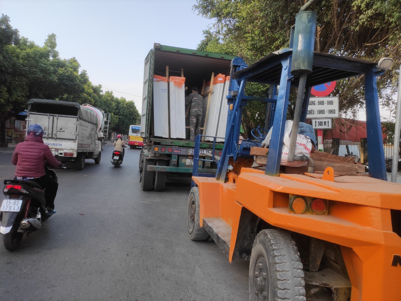 Thuê xe nâng xếp dỡ hàng hóa giá rẻ tại Hải Phòng