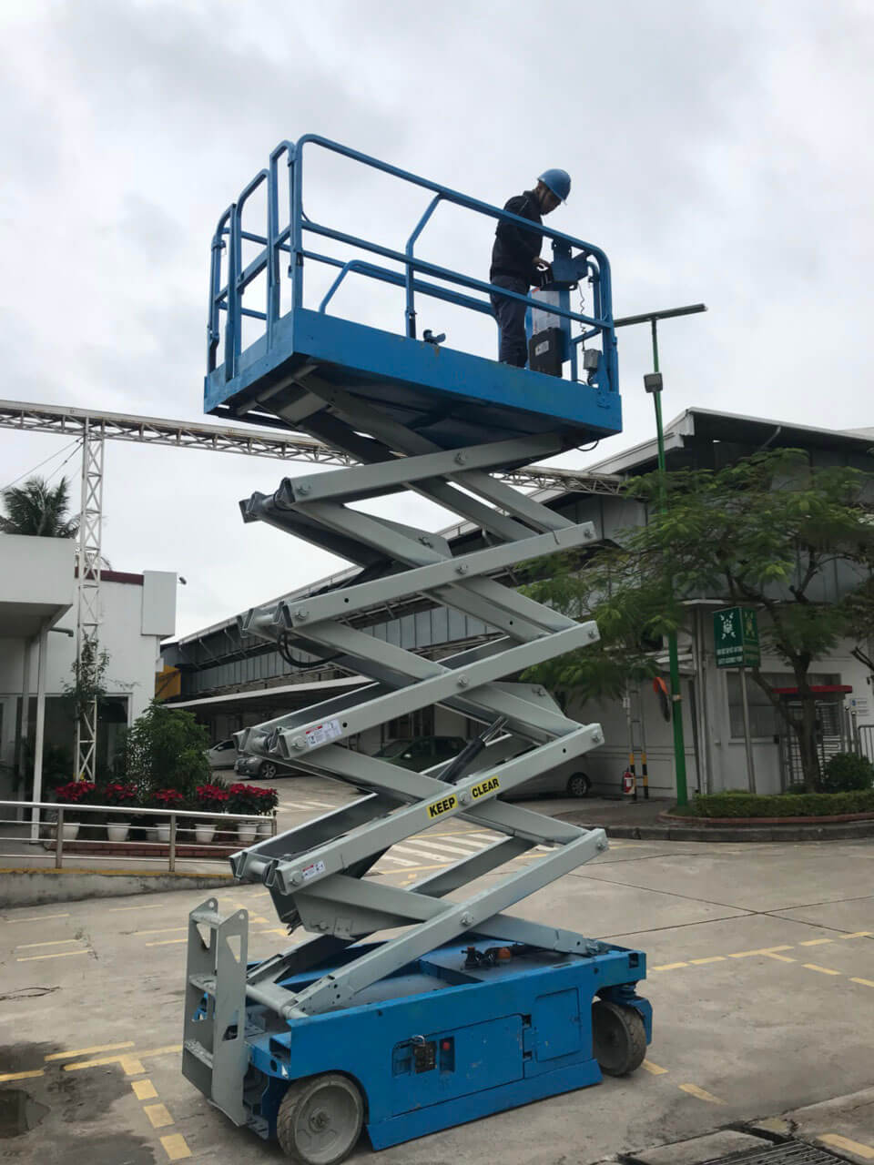 Thuê xe nâng người 12m Hải Phòng